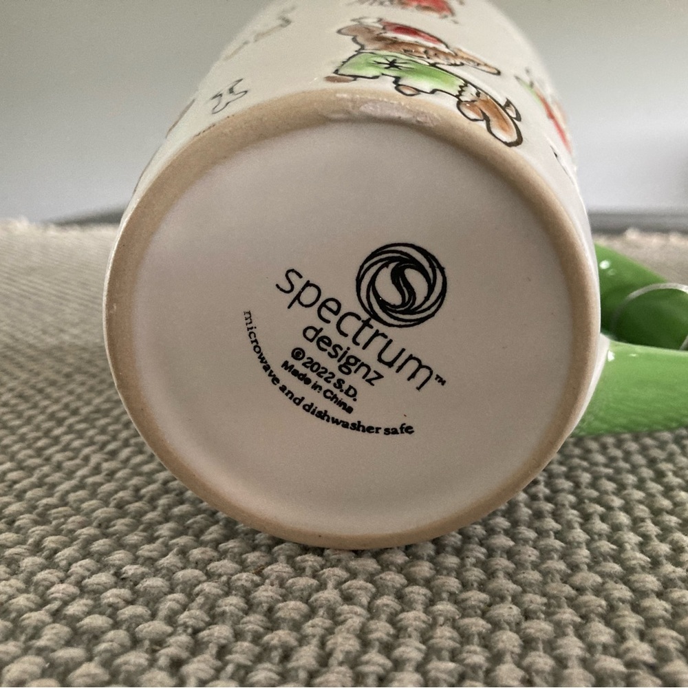 🎄🎄Sleigh Bells Bistro cats and dogs 18oz ceramic coffee/tea mug. - Picture 6 of 6